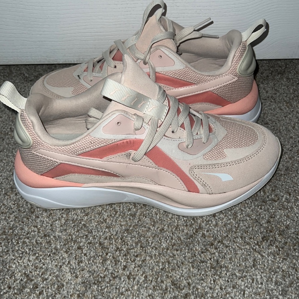 REEBOK SNEAKERS.